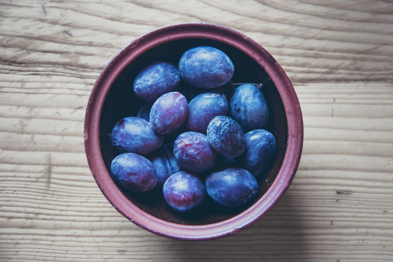 Eat plums to shed unwanted pounds
