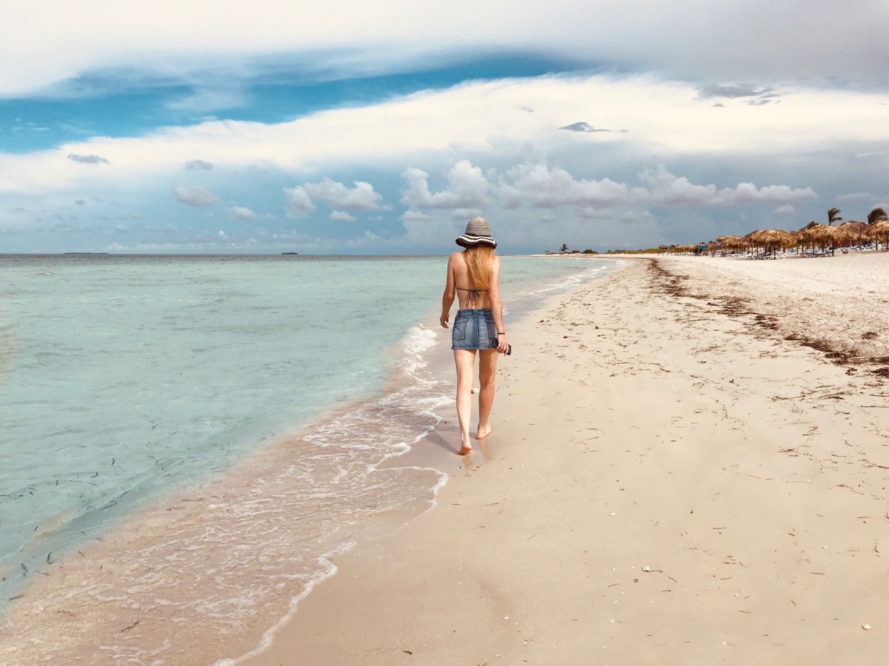 Why does our skin feel different when walking barefoot in sand?