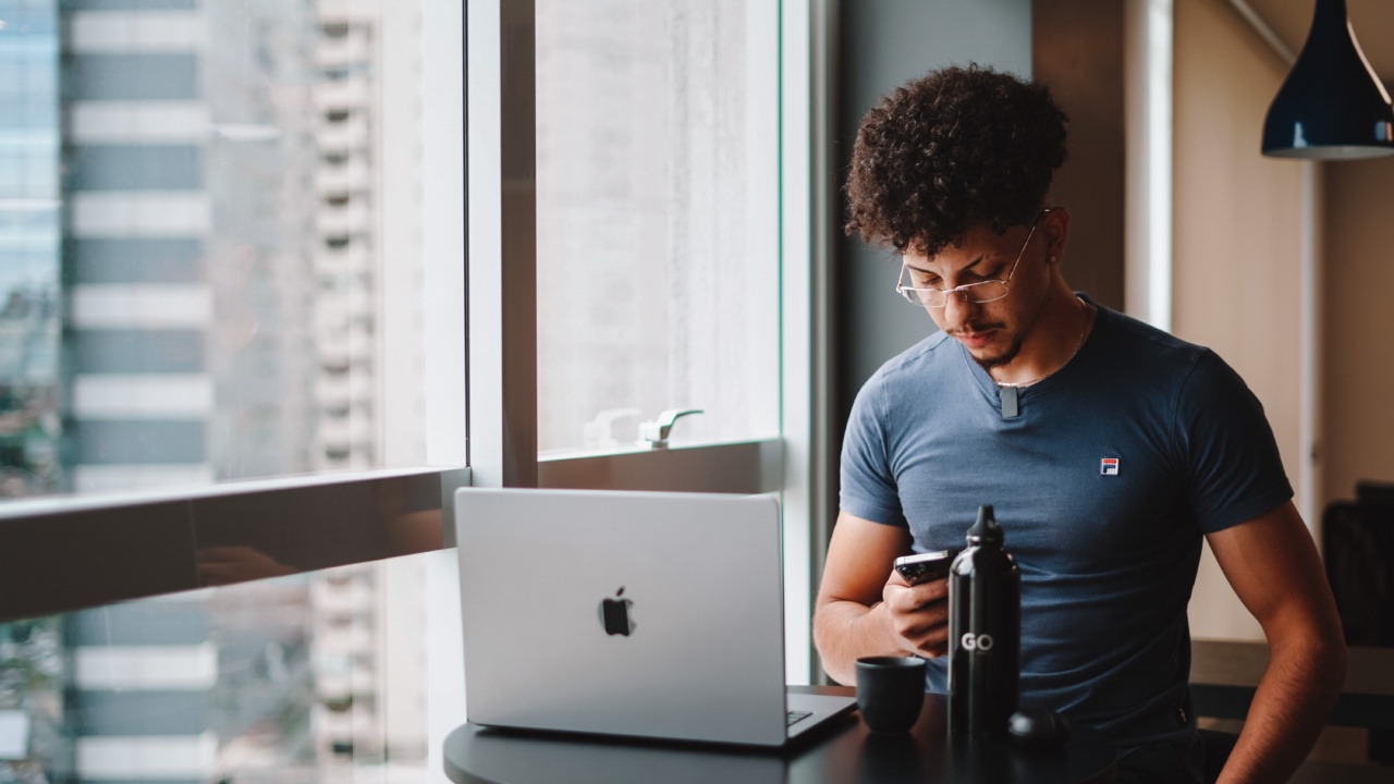 Hooked on Technology: 25% of Youngsters Obsessed with Their Mobiles
