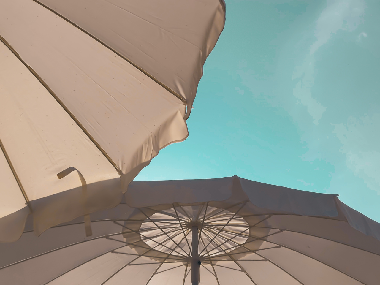 Protecting Yourself from the Sun: Sunscreen vs Umbrella