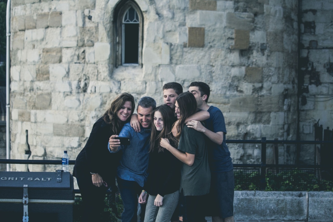 Who are our preferred social companions when we’re happy?