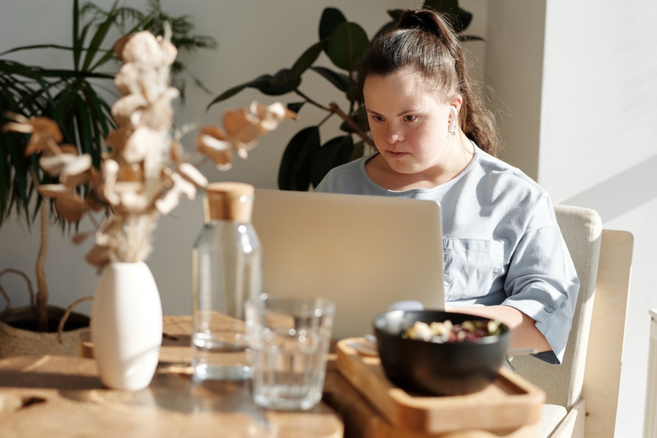 Alone vs. Together: Which leads to more food consumption?