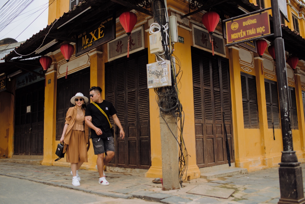 Signs your walking style can reveal about your romantic relationships