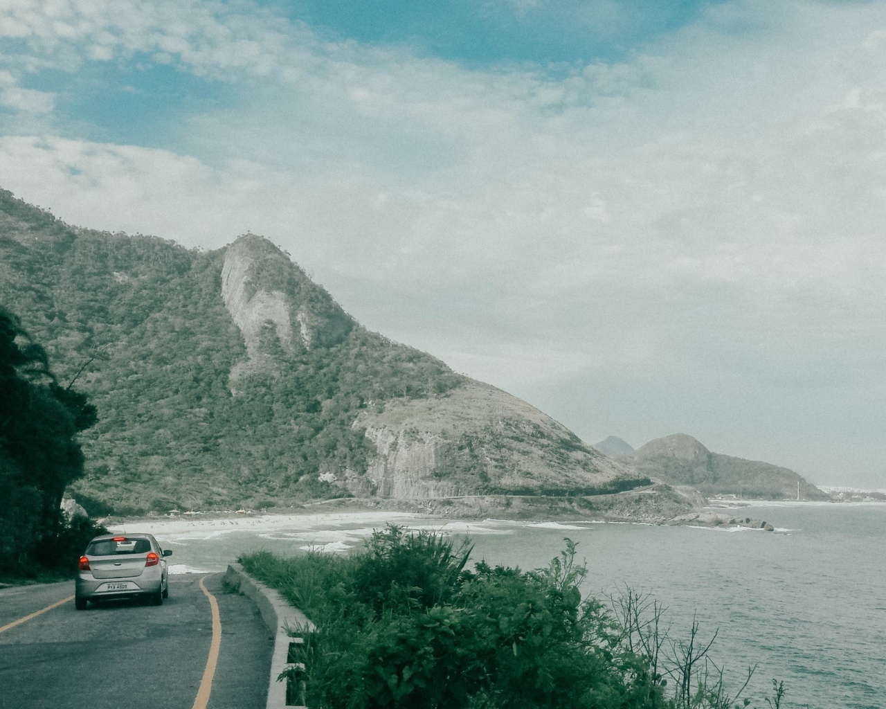 Beach or Mountains? Which environment reduces stress?