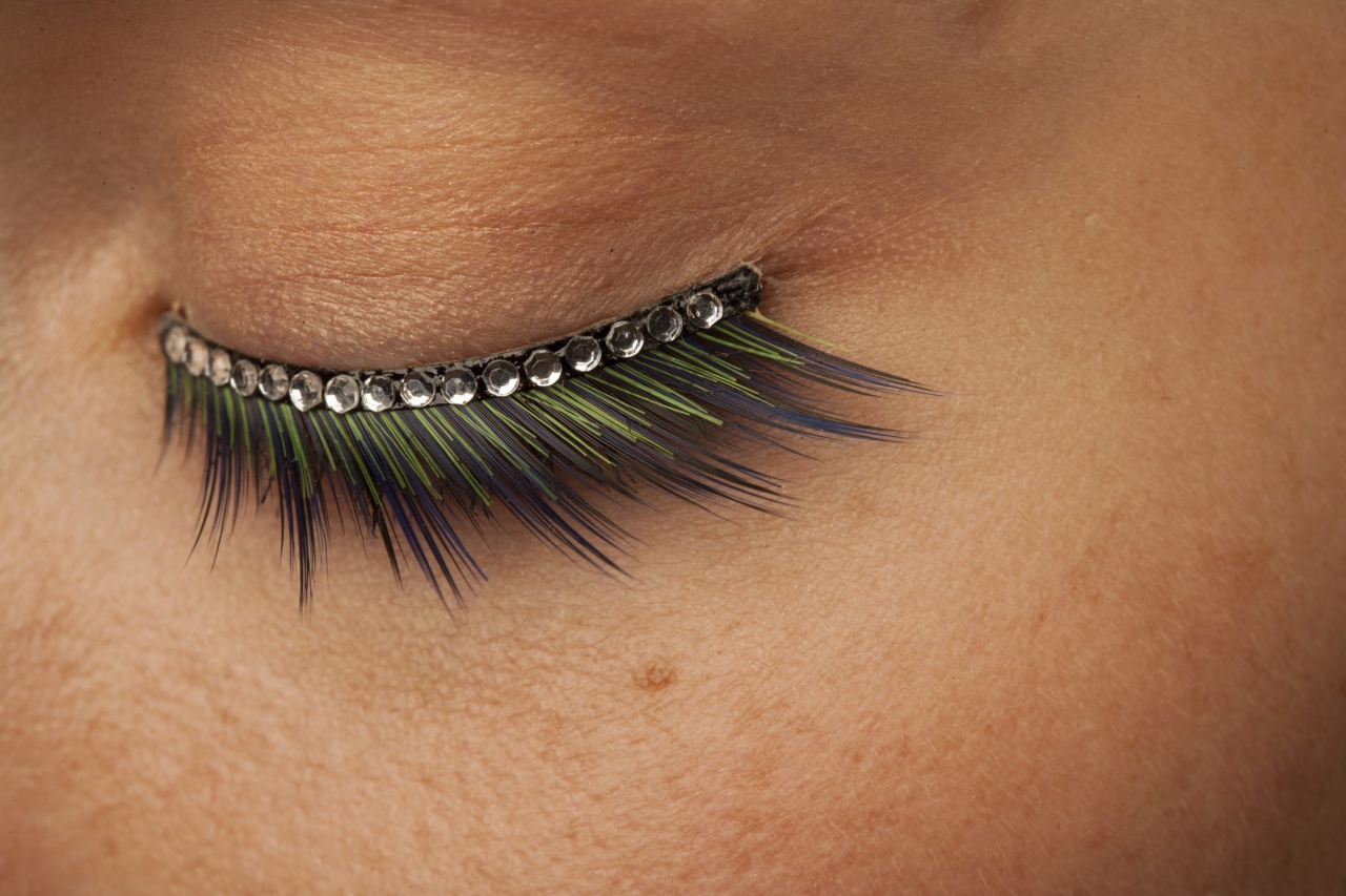 What dangers do false eyelashes pose to your eyes?
