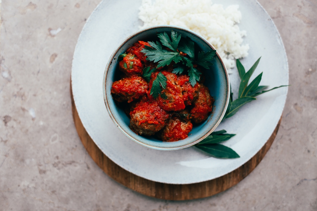 Cheese-fermented minced meatballs in tomato sauce on snowy rice