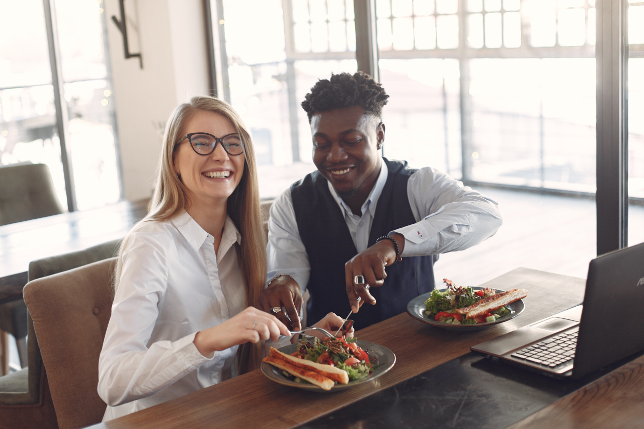 Colleagues who eat lunch at work plump