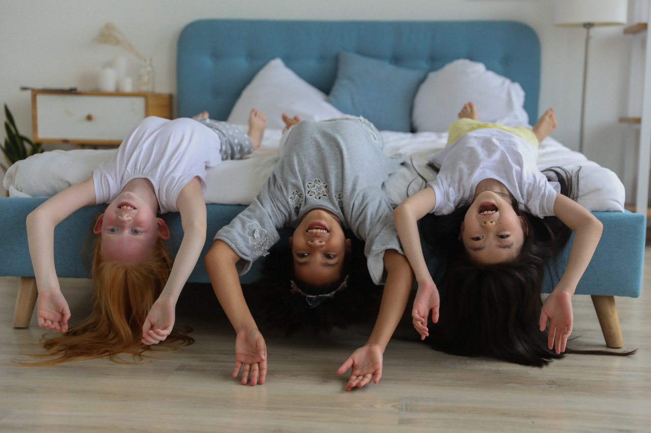 What is the best bedtime to prevent childhood obesity?