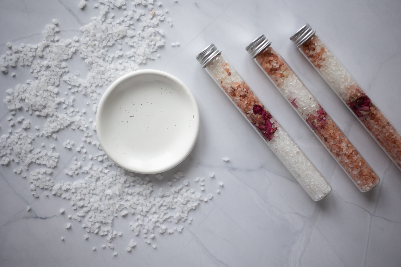 How to hydrate dehydrated skin through salt peeling?