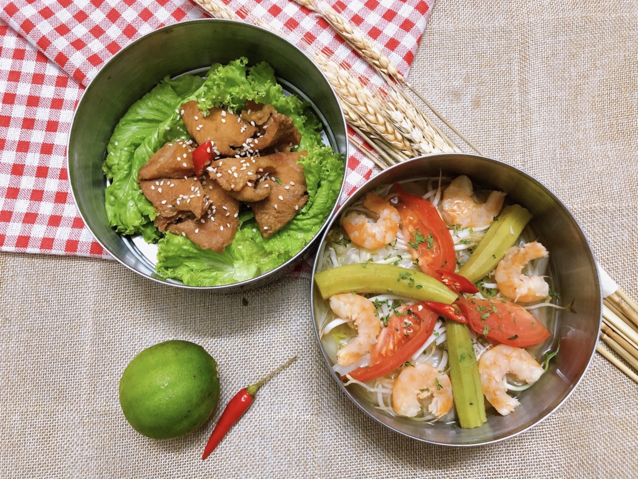 Cold tomato soup with roasted red pepper and lime