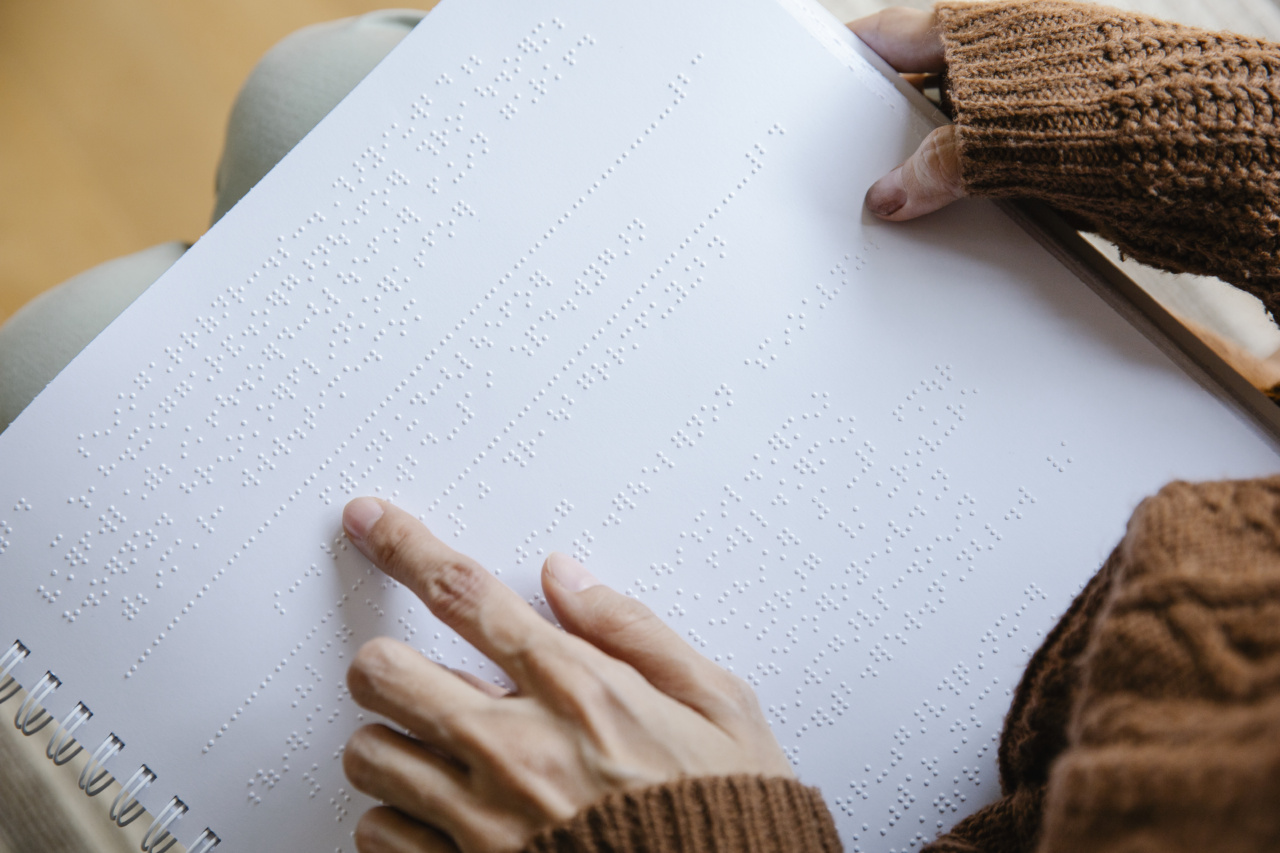 Exploring 18 Reasons Why Your Hands Might Feel Numb (Including Pictures)