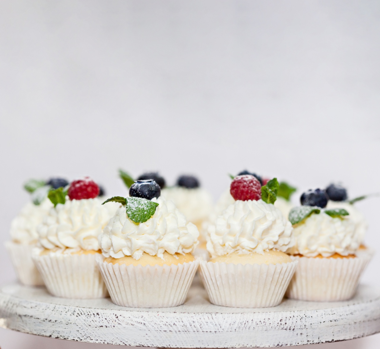 Fruit-topped meringue cake