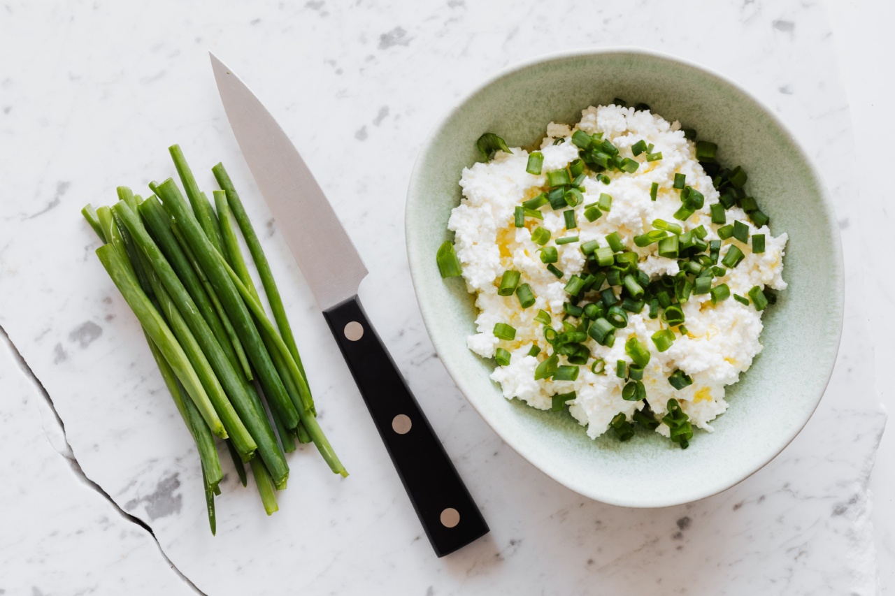 Balancing Oil and Vinegar in Your Salad for Maximum Benefit