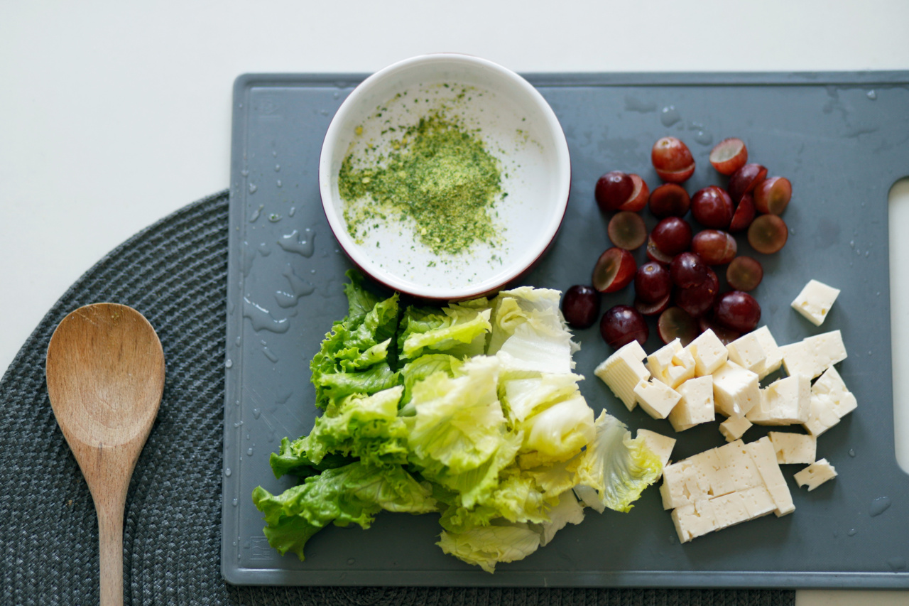Easy Summer Salad with Fruits and Goat Cheese