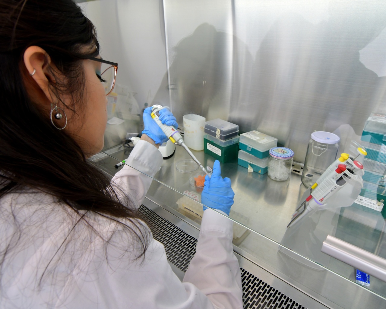 Why Women Experience 75% More Side Effects From Medicines