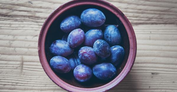 Eat plums to shed unwanted pounds