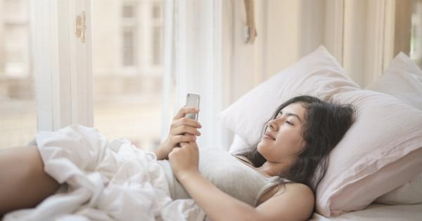 Is sleeping nude better than wearing pajamas?