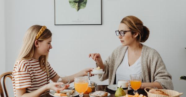 What foods should breastfeeding moms eat?