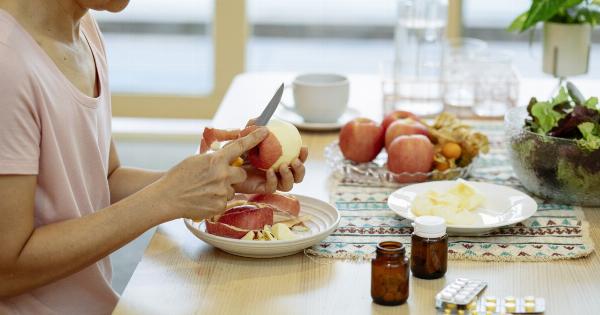How does consuming an apple’s peel affect our health?