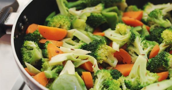 Screws with steamed broccoli and sliced carrots