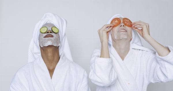 Hydrating face mask with cucumber and lemon