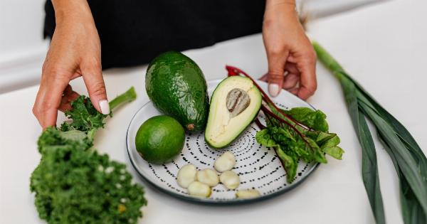 What is the recommended daily intake of fruits, vegetables and legumes in grams?