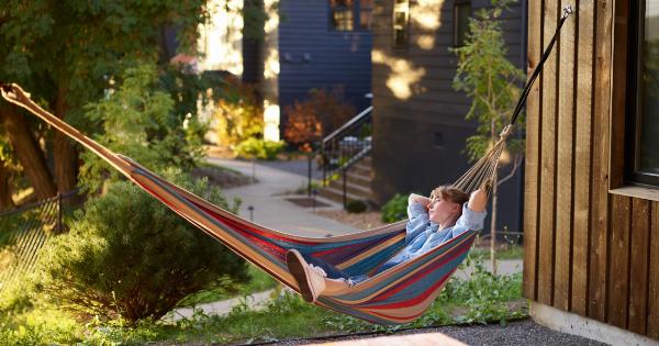 Do open lights and televisions affect the body’s natural sleep cycle in women?