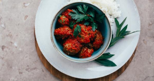 Cheese-fermented minced meatballs in tomato sauce on snowy rice