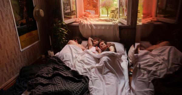 Do single people sleep better than those in relationships?