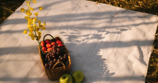 Produced genetically modified apples that maintain their color