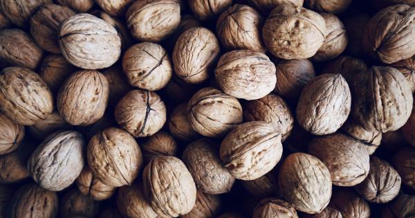 30 Heart-Healthy Nuts that Lower Bad Cholesterol (with Pictures)