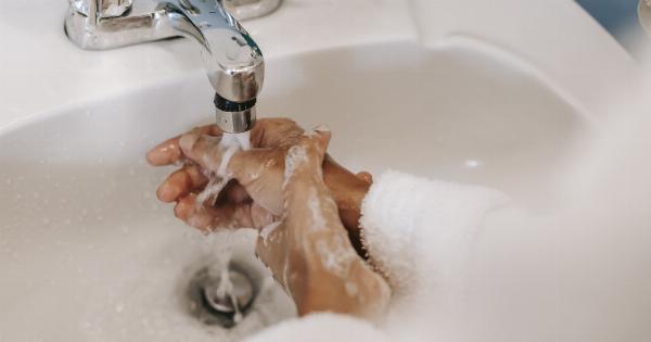 Lemon Water: The Secret to A Healthy Morning Routine (With Photos)