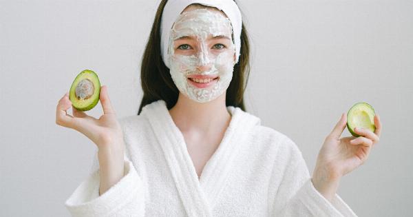 DIY facial mask with honey and avocado