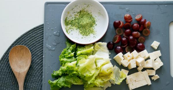 Easy Summer Salad with Fruits and Goat Cheese